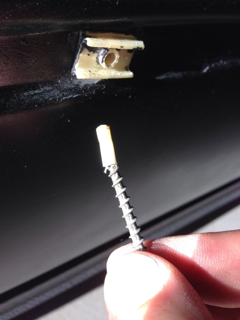 Removing door moulding clips