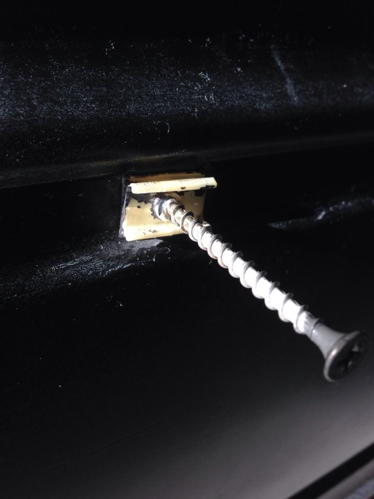 Removing door moulding clips